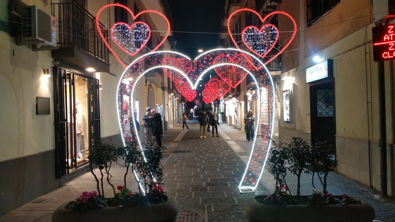 Pozzuoli città dell’amore: le strade del centro storico si colorano per San Valentino