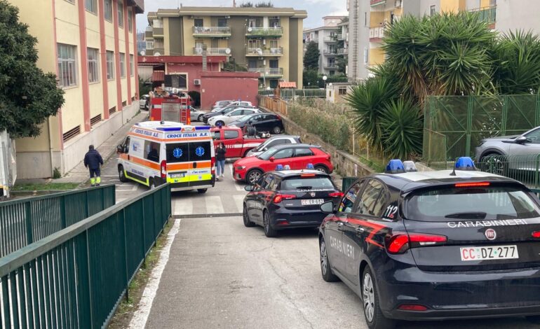 Scuole occupate da custodi abusivi a Quarto: partite le operazioni di sgombero – LE FOTO