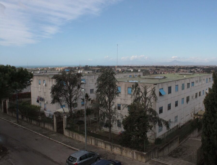 POZZUOLI/ Follia a Monterusciello: picchia la madre per i soldi della droga