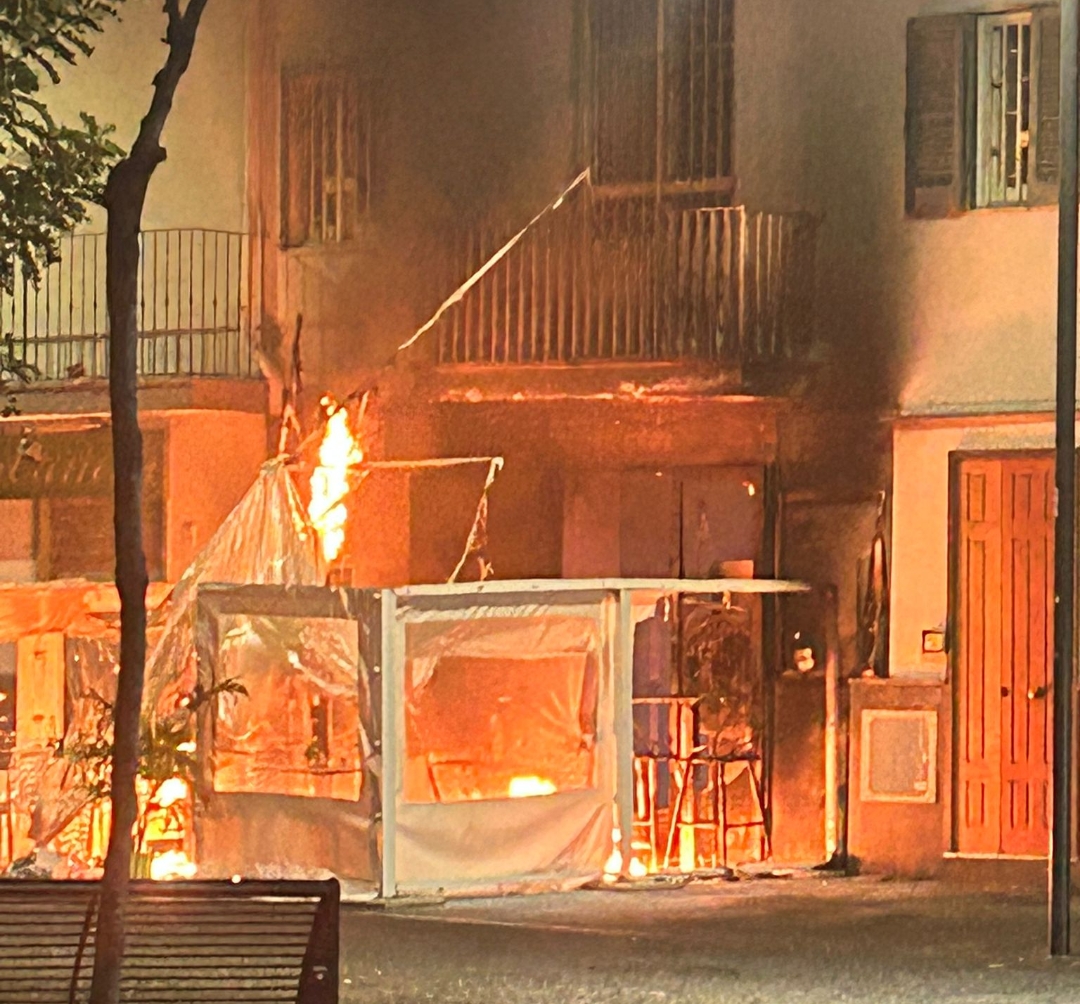 POZZUOLI/ Fiamme in un locale, paura in Piazza della Repubblica