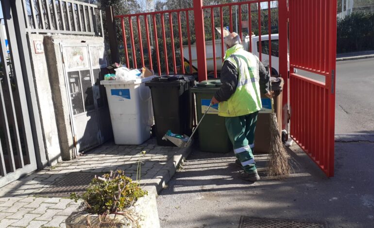 I cittadini denunciano a Cronaca Flegrea e la De Vizia risponde «Intervento di rimozione rifiuti in poco tempo»