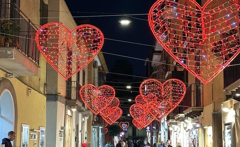 A Pozzuoli i commercianti realizzano la strada dell’amore: cuori e luci per San Valentino – LE FOTO