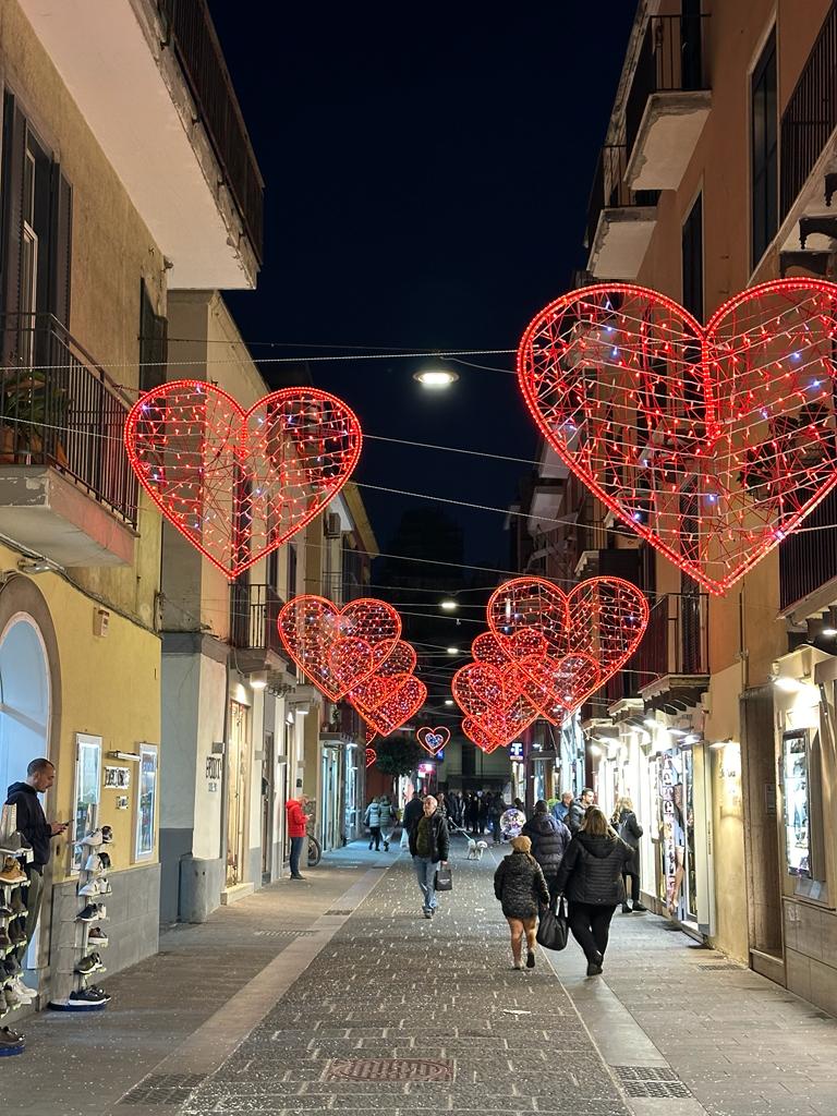 A Pozzuoli i commercianti realizzano la strada dell’amore: cuori e luci per San Valentino – LE FOTO