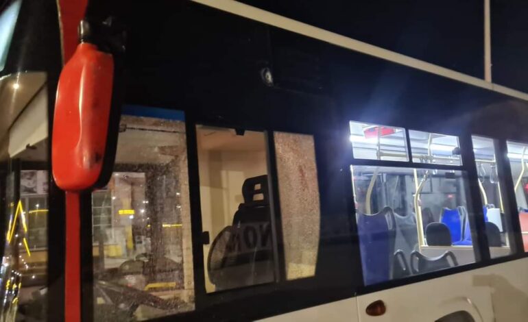 BACOLI/ Paura a Torregaveta, oggetto lanciato contro bus dell’EAV manda in frantumi finestrino