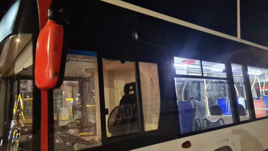 BACOLI/ Paura a Torregaveta, oggetto lanciato contro bus dell’EAV manda in frantumi finestrino