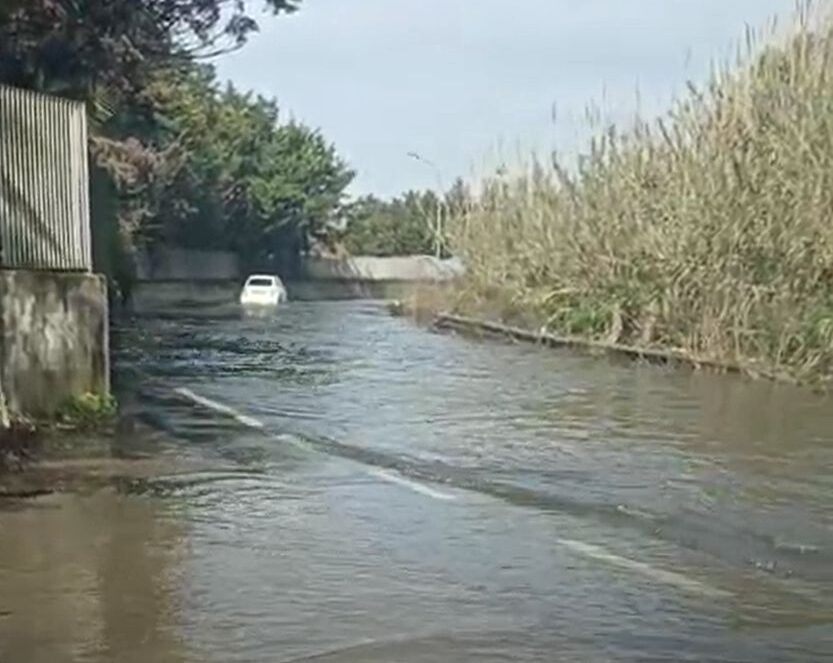 Strada allagata a Licola: fogna e aria infestata dalla forte puzza – LA FOTO