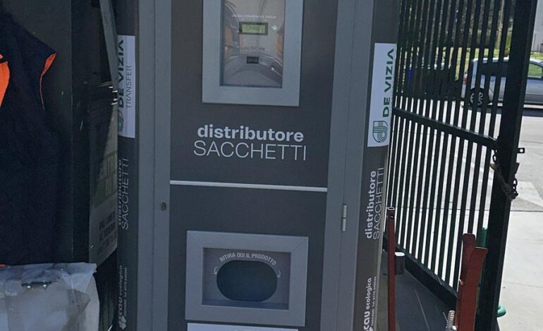 Differenziata a Pozzuoli, arriva il distributore di sacchetti al Rione Toiano