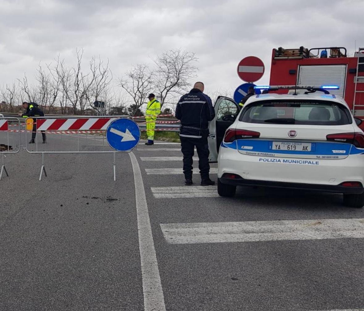 POZZUOLI/ Voragine in strada, chiusa l’uscita per Monterusciello