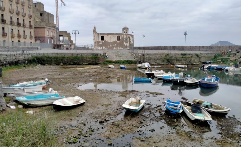 POZZUOLI/ La Darsena è completamente prosciugata: gozzi e barche adagiate sul fondale – LE FOTO