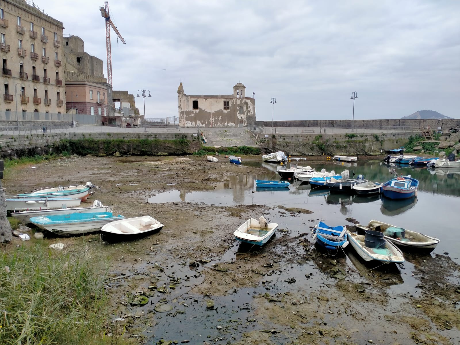 POZZUOLI/ La Darsena è completamente prosciugata: gozzi e barche adagiate sul fondale – LE FOTO