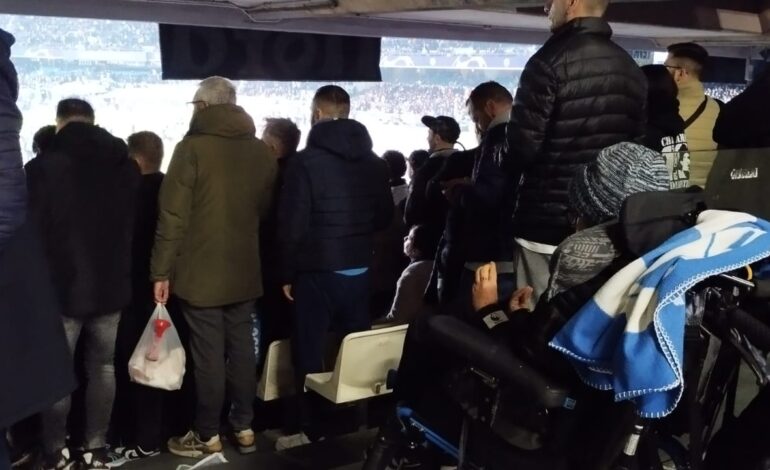 «Mio figlio disabile costretto a guardare le spalle degli altri tifosi allo stadio Maradona»