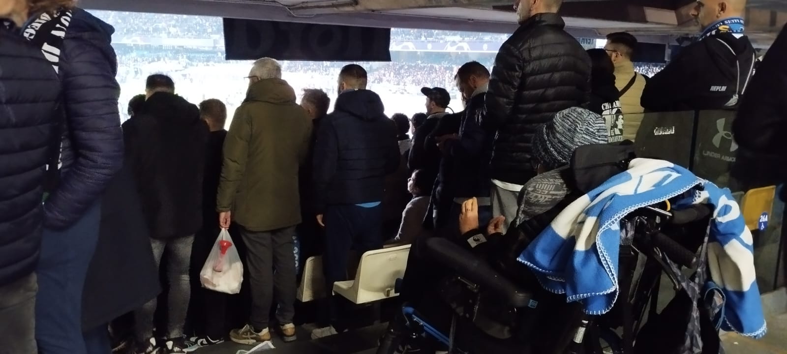 «Mio figlio disabile costretto a guardare le spalle degli altri tifosi allo stadio Maradona»