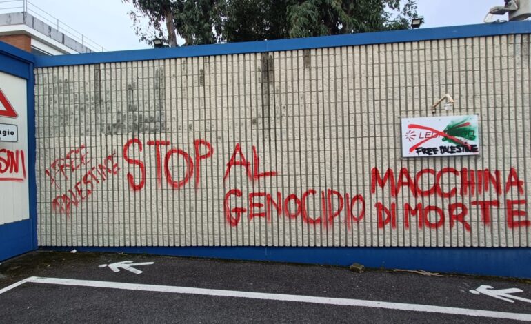 Palestina libera, manifestazione all’esterno dell’industria Leonardo a Bacoli – LE FOTO