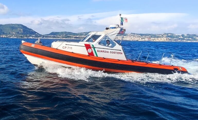 Tre giovani in kayak salvati dalla Guardia Costiera a Bacoli