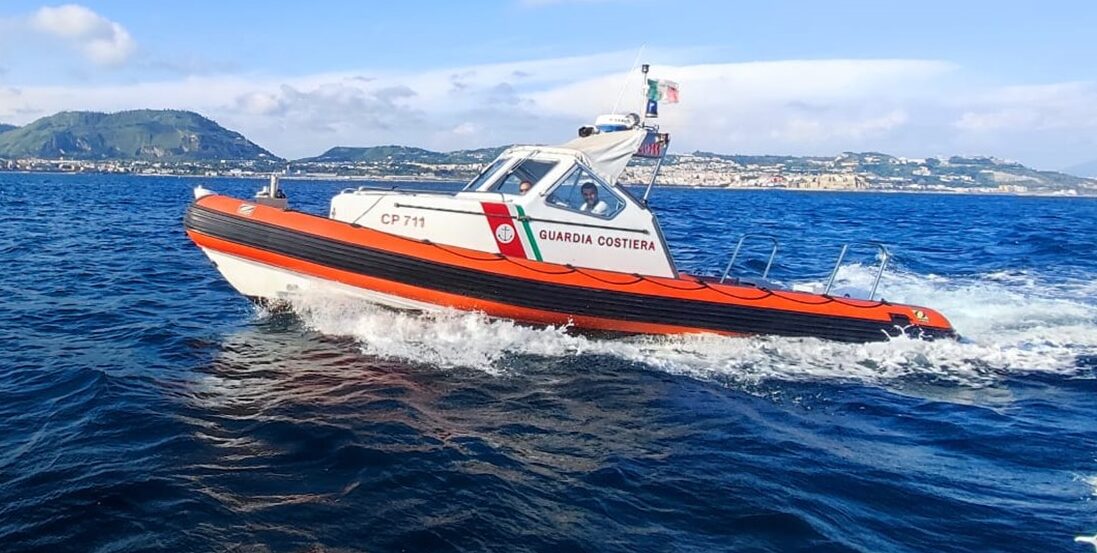 Tre giovani in kayak salvati dalla Guardia Costiera a Bacoli