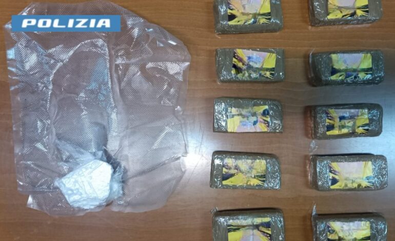 Cerca di celare la droga intingendola di profumo alla menta: scoperto e arrestato