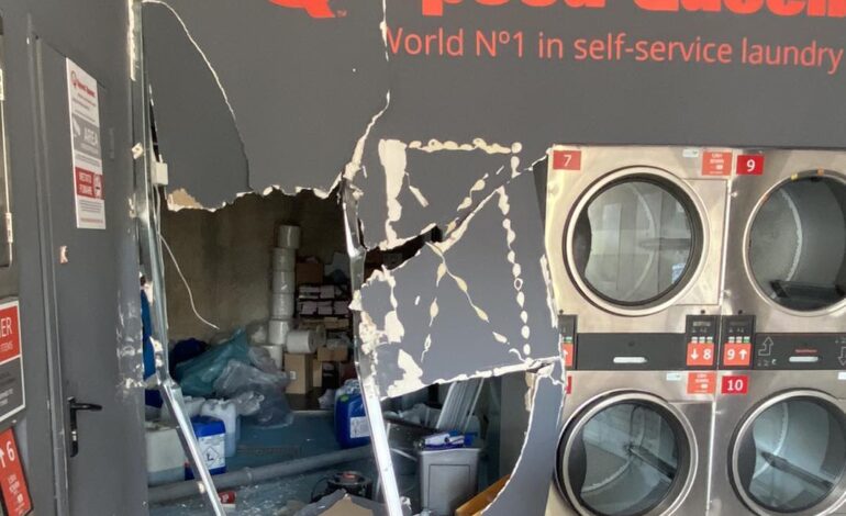 BACOLI/ Ladri in azione a Cuma: svaligiata e devastata una lavanderia – LA FOTO