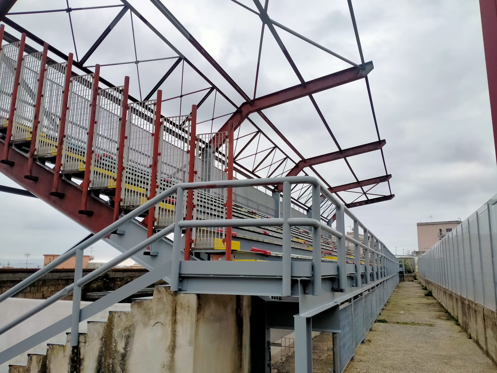 POZZUOLI/ Centomila euro per i lavori alla tribuna ospiti dello stadio Domenico Conte (che resterà senza copertura)