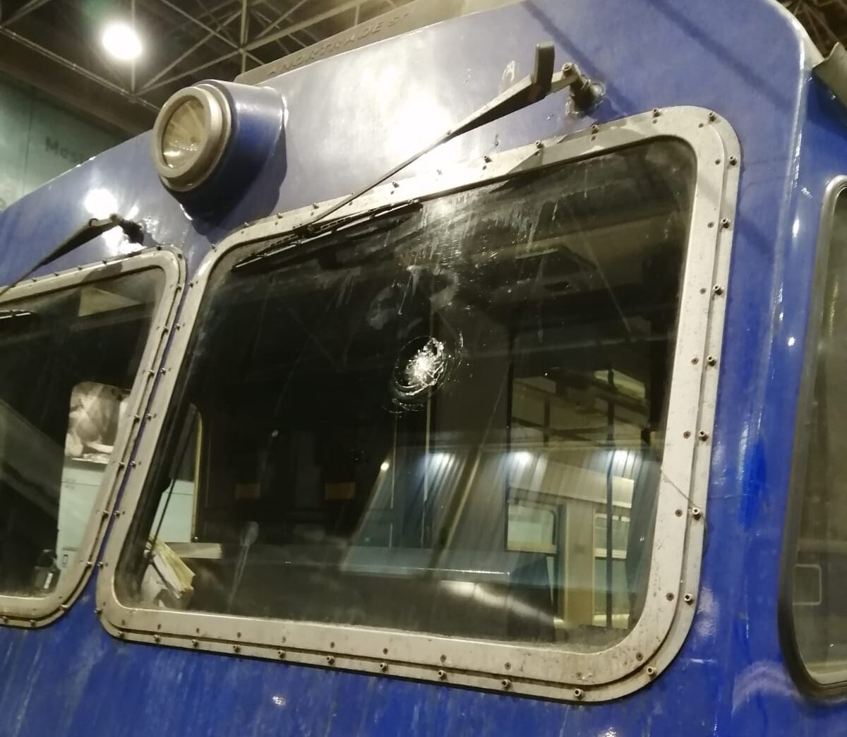 POZZUOLI/ Sasso lanciato contro treno in corsa: vetro sfondato e teppisti in fuga