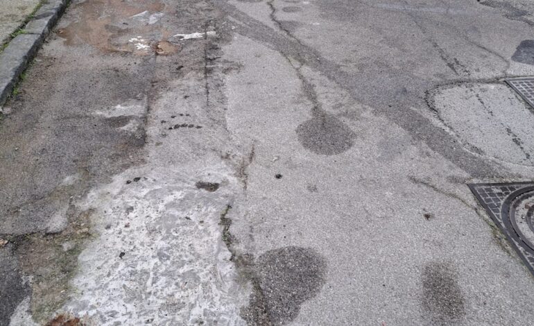 POZZUOLI/ La denuncia: «A via Artiaco c’è una perdita d’acqua da diversi anni. Chi paga?»