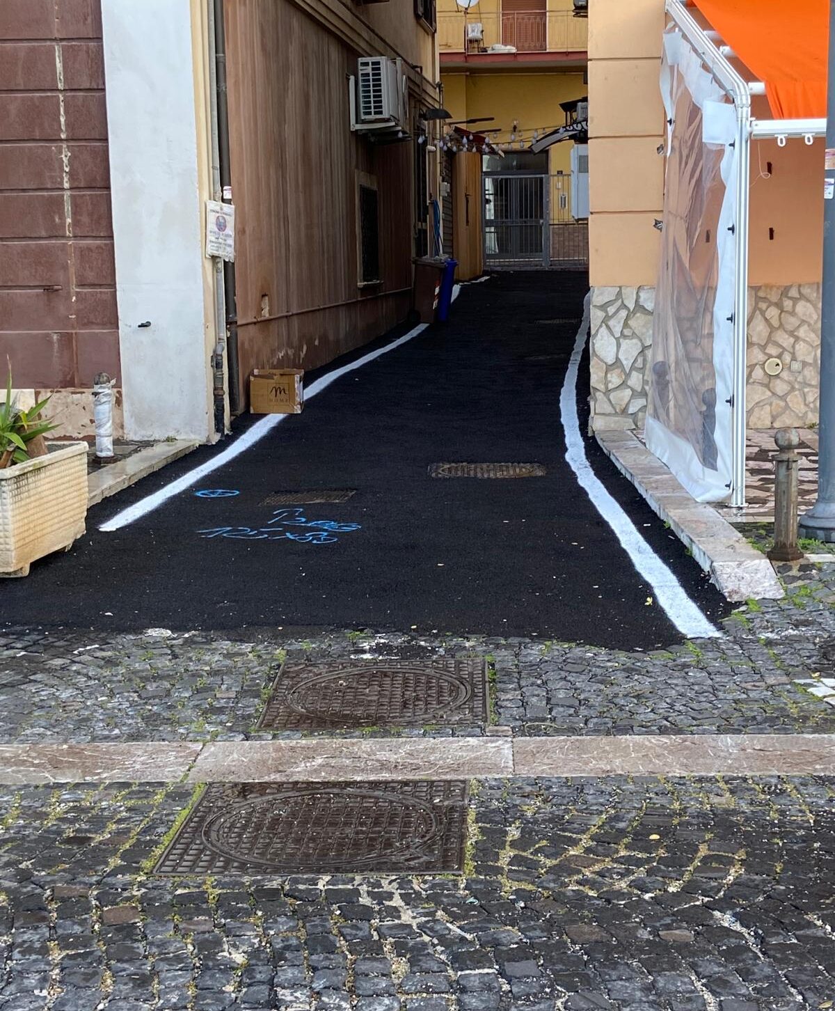 POZZUOLI/ Lavori “spericolati” a via Napoli, sanpientrini ricoperti dall’asfalto «In spregio al vincolo paesaggistico»