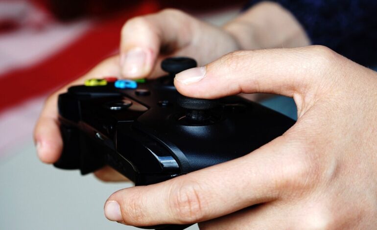 Gogna online e nella vita reale: 16enne vittima di atti persecutori dopo partita a videogame multiplayer