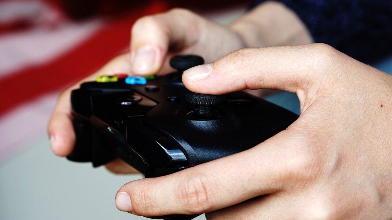 Gogna online e nella vita reale: 16enne vittima di atti persecutori dopo partita a videogame multiplayer
