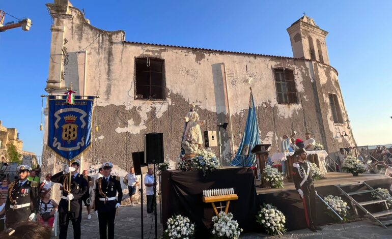 POZZUOLI/ Bradisismo, piovono calcinacci: chiude la chiesa dell’Assunta a Mare