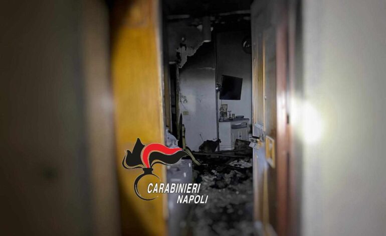 Carabinieri salvano un’anziana intrappolata in casa durante un incendio