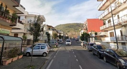 SOS da Pozzuoli: «C’è una perdita d’acqua in via Artiaco e si è aperta un’enorme buca in strada»
