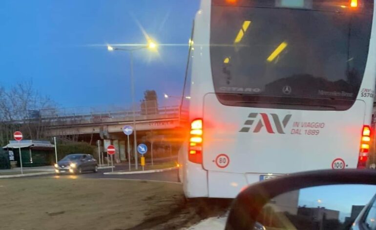 POZZUOLI/ Bus dell’Eav sbanda e si schianta alla rotonda