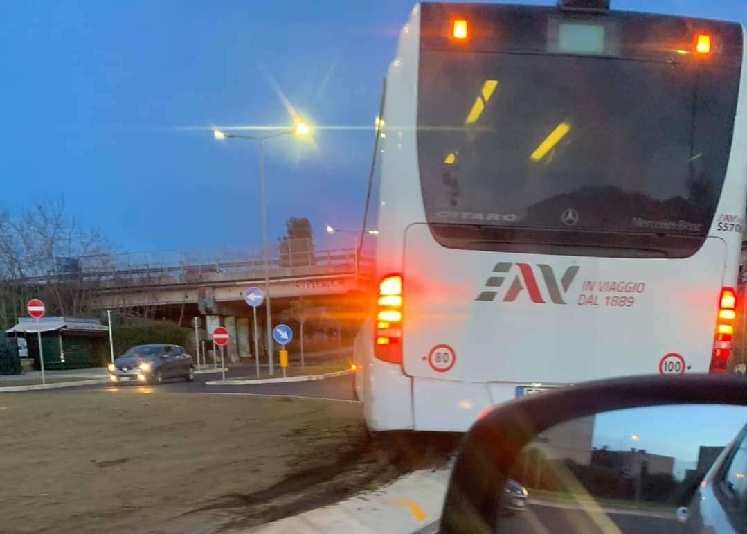 POZZUOLI/ Bus dell’Eav sbanda e si schianta alla rotonda