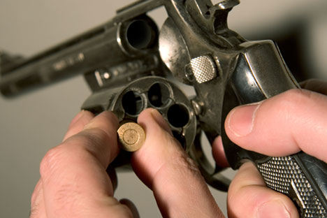 POZZUOLI/ Giocano alla “roulette russa”: 19enne ferito alla testa da colpo di pistola