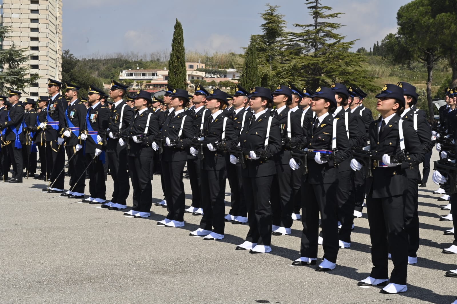 La denuncia: «Allievi dell’Aeronautica di Pozzuoli su taxi abusivi»