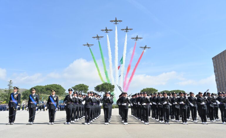 Accademia Aeronautica: gli allievi del “Corso Eolo VI” giurano fedeltà al passaggio delle frecce tricolori – LE FOTO