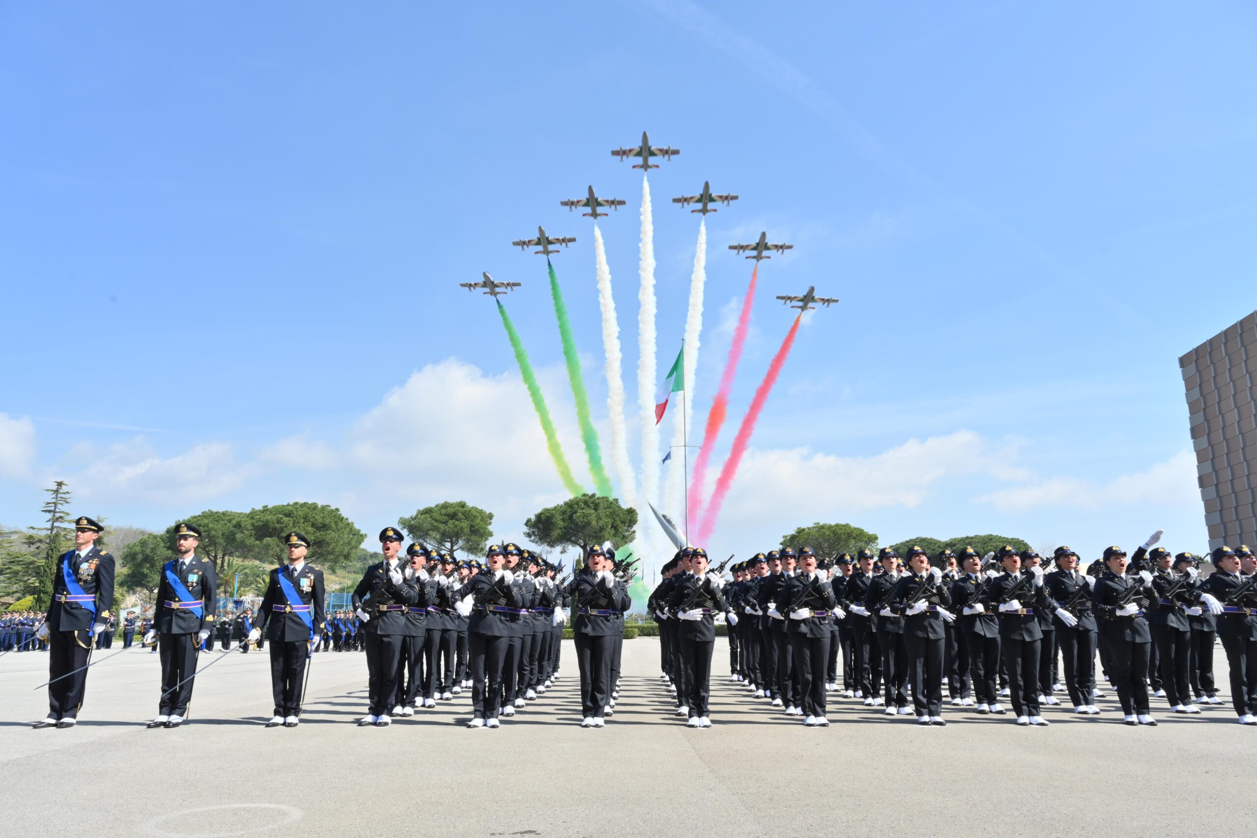Accademia Aeronautica: gli allievi del “Corso Eolo VI” giurano fedeltà al passaggio delle frecce tricolori – LE FOTO