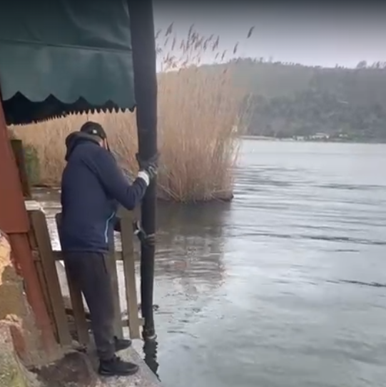 POZZUOLI/ Bonificato il lago d’Averno dopo la rimozione del mezzo rifiuti finito in acqua