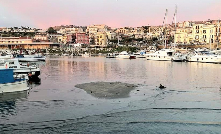 Bradisismo, nel porto di Pozzuoli compare un isolotto di sabbia