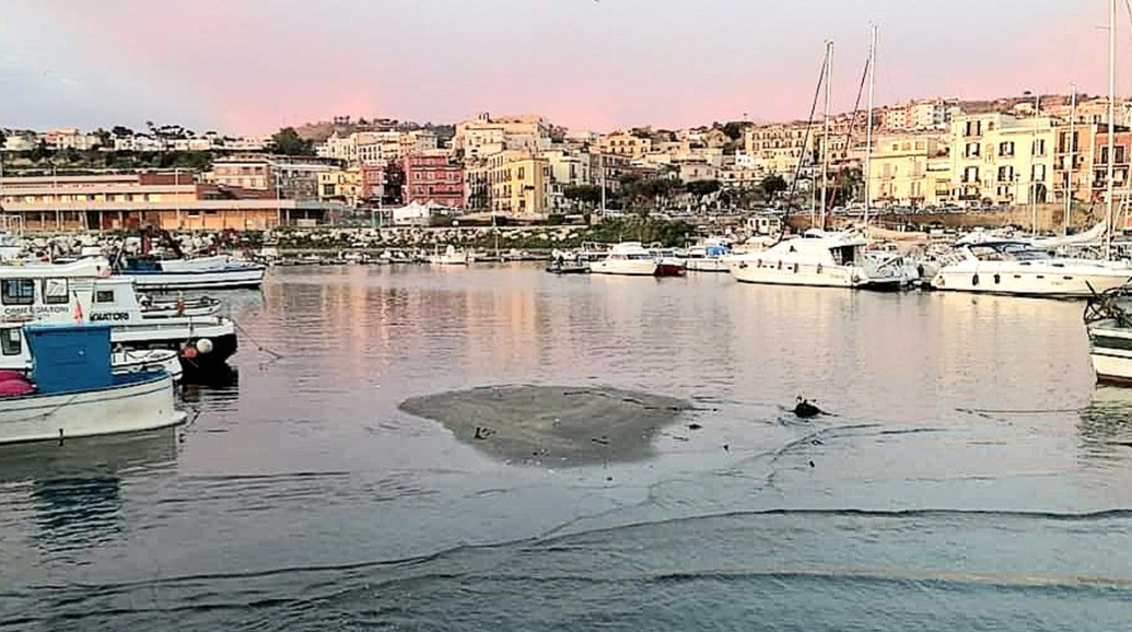 Bradisismo, nel porto di Pozzuoli compare un isolotto di sabbia