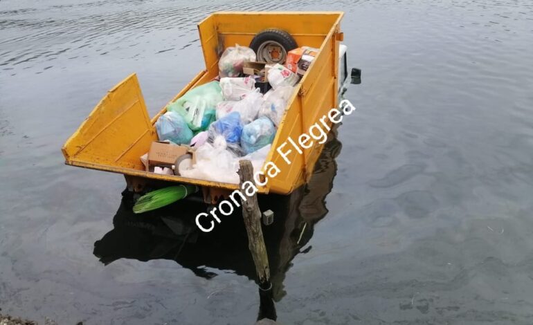 Paura a Pozzuoli: mezzo per la raccolta rifiuti finisce nel lago d’Averno – LE FOTO