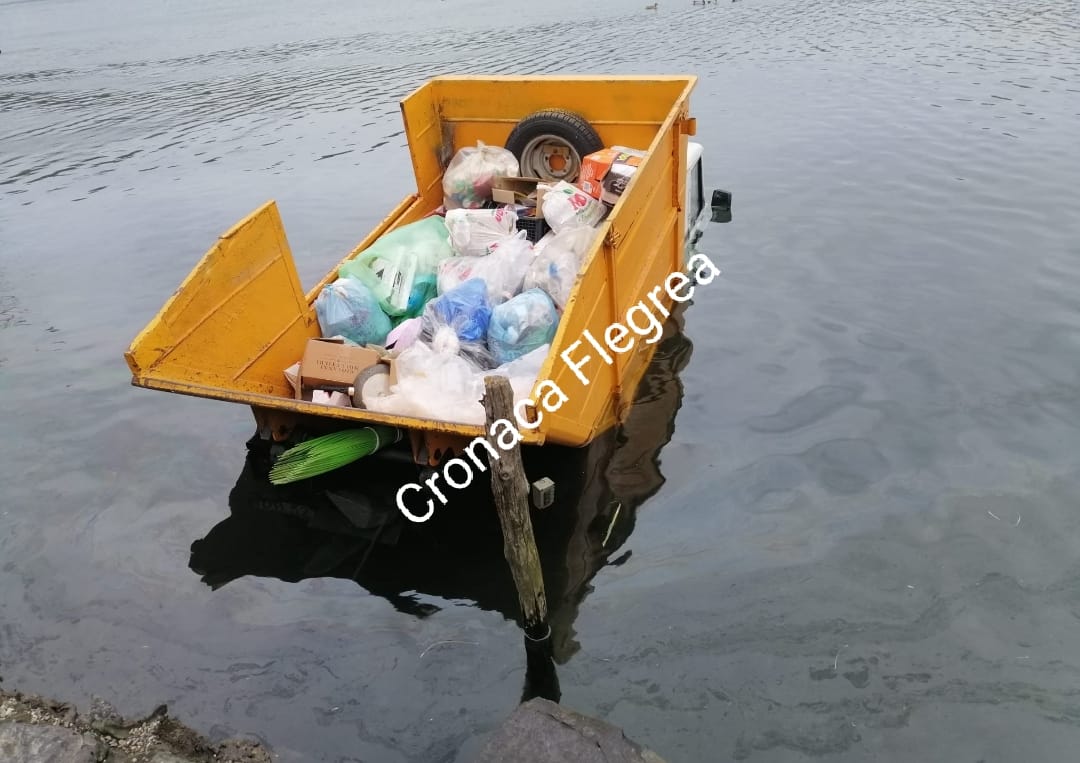 Paura a Pozzuoli: mezzo per la raccolta rifiuti finisce nel lago d’Averno – LE FOTO