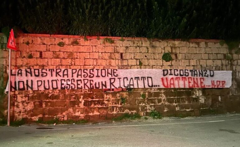 POZZUOLI/ «Di Costanzo vattene!» Spuntano in città striscioni contro la presidenza della Puteolana – LE FOTO