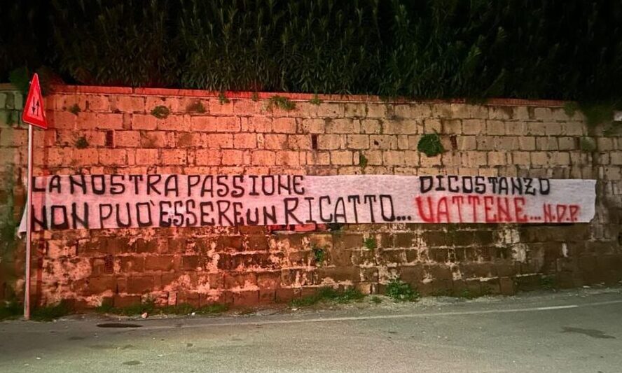 POZZUOLI/ «Di Costanzo vattene!» Spuntano in città striscioni contro la presidenza della Puteolana – LE FOTO