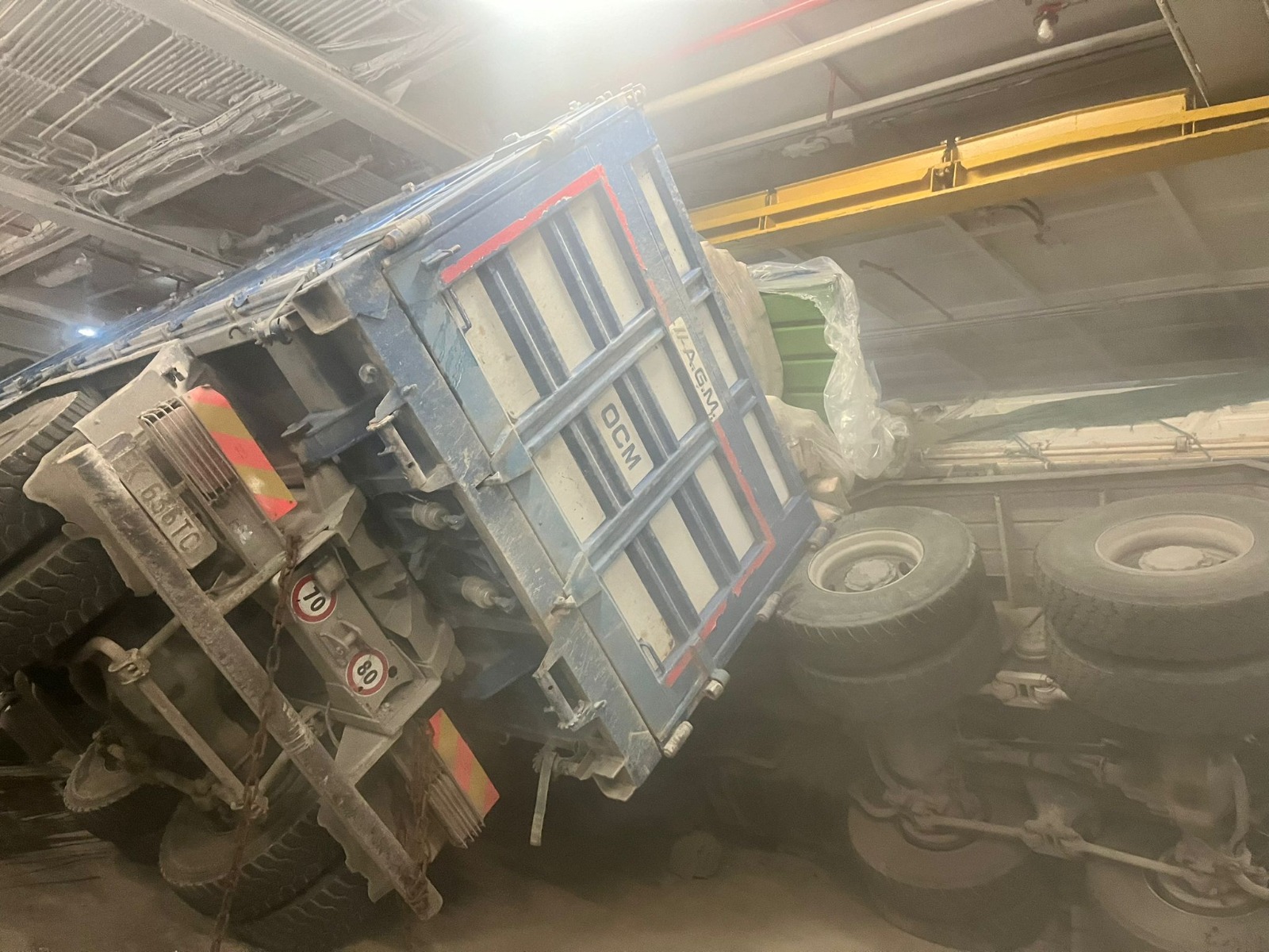 Paura su traghetto partito da Pozzuoli: due camion si ribaltano e schiacciano due auto – LE FOTO