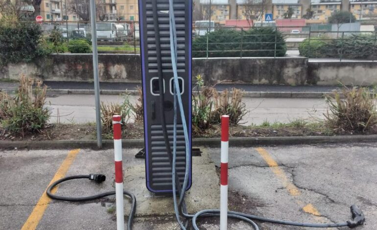 POZZUOLI/ Rubavano cavi da una colonnina nel parcheggio del comune: 4 ladri messi in fuga dalle guardie giurate