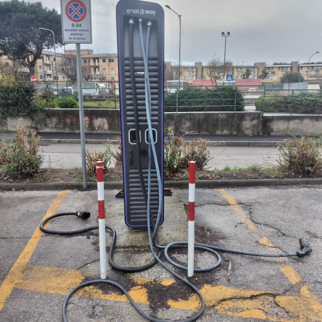 POZZUOLI/ Rubavano cavi da una colonnina nel parcheggio del comune: 4 ladri messi in fuga dalle guardie giurate