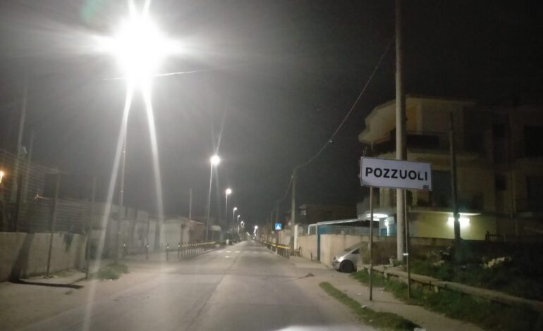 Fuggono dai carabinieri e si schiantano su un marciapiede a Licola: denunciato 15enne rom, 4 ricercati