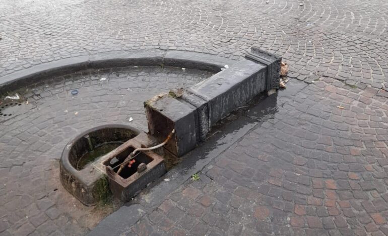 POZZUOLI/ Abbattuta a calci dai vandali e subito ripristinata dal comune la fontana di Largo Palazzine