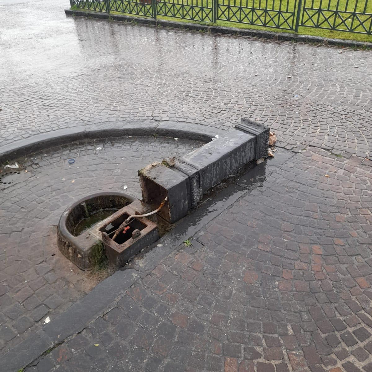 POZZUOLI/ Abbattuta a calci dai vandali e subito ripristinata dal comune la fontana di Largo Palazzine