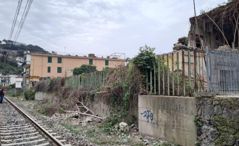 Frana a Pozzuoli, chiusa la linea Cumana: treni fermi per un fabbricato pericolante